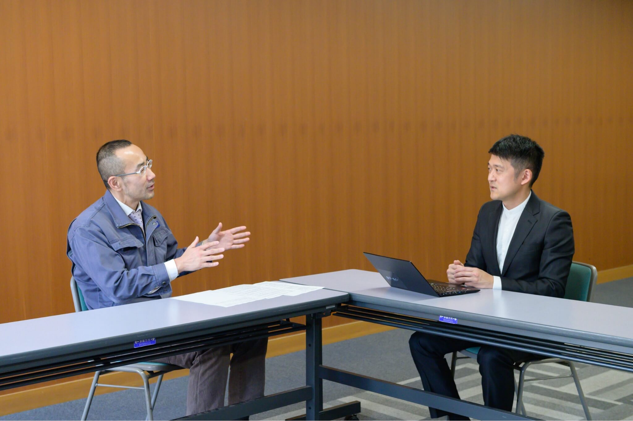 対談中の有村氏と今井の様子