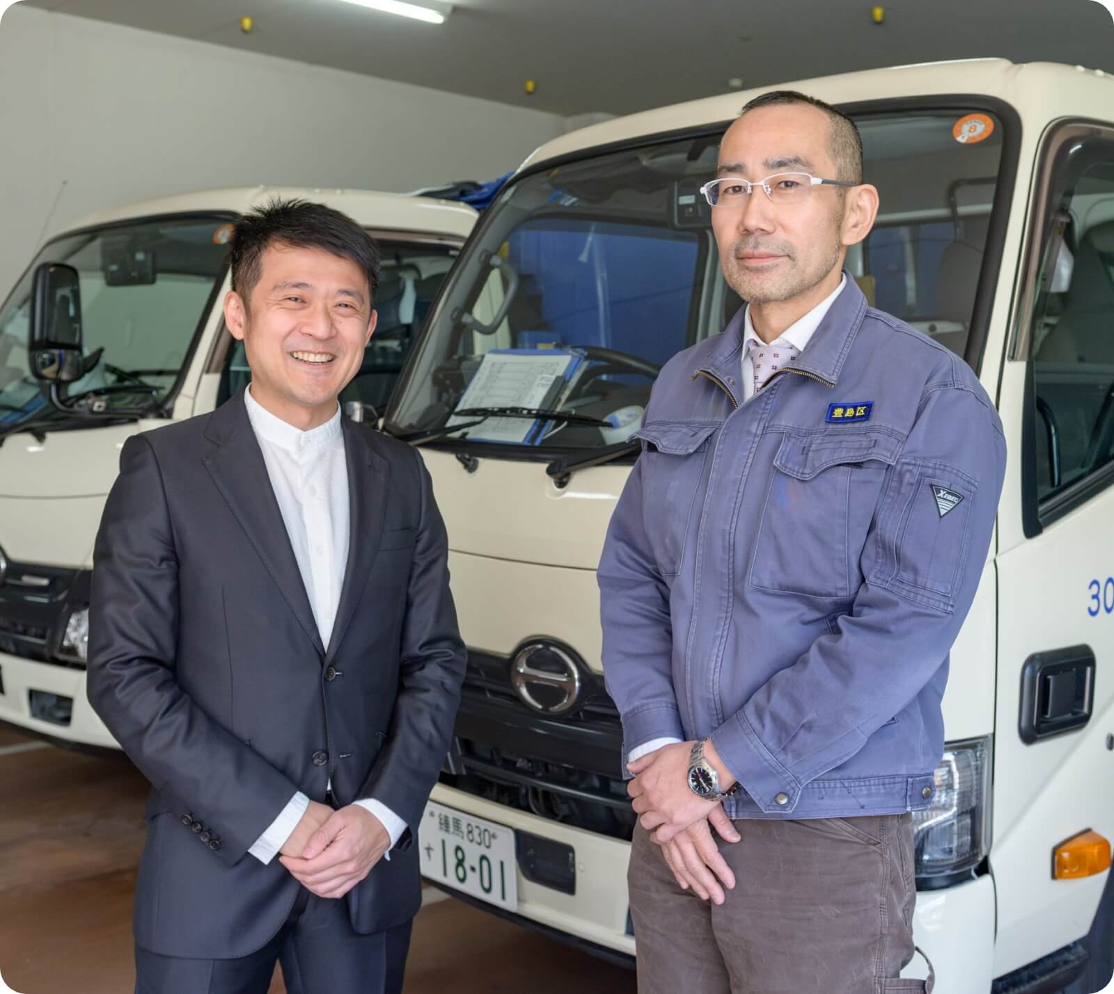 車両の前に並ぶ今井直樹と有村博和氏