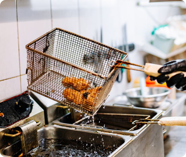 フライパンで肉を焼いている写真