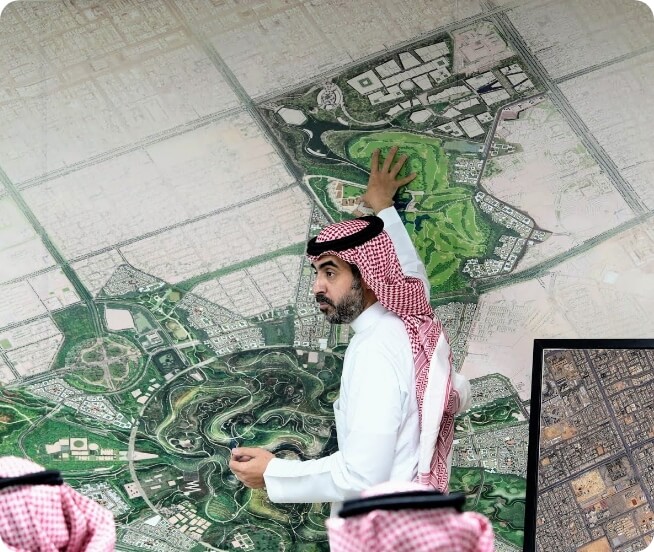 海外でプレゼンテーションしている写真