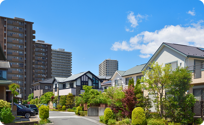 青空の下の地域の住宅街の画像。