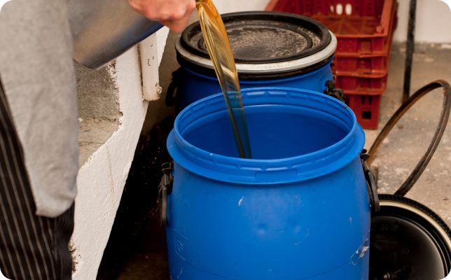 廃食用油をバケツに入れている画像