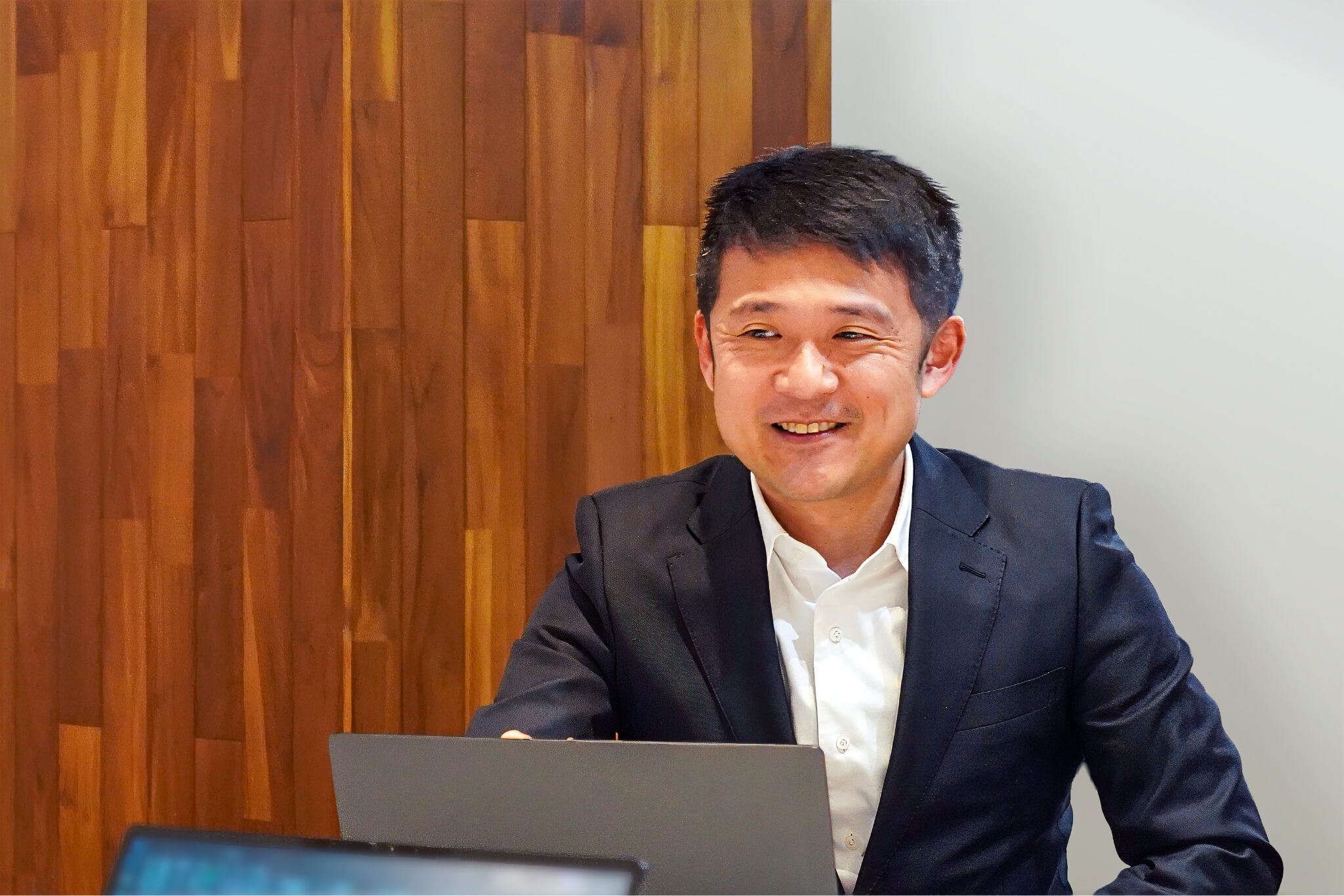 スーツ姿の男性が喋っている写真