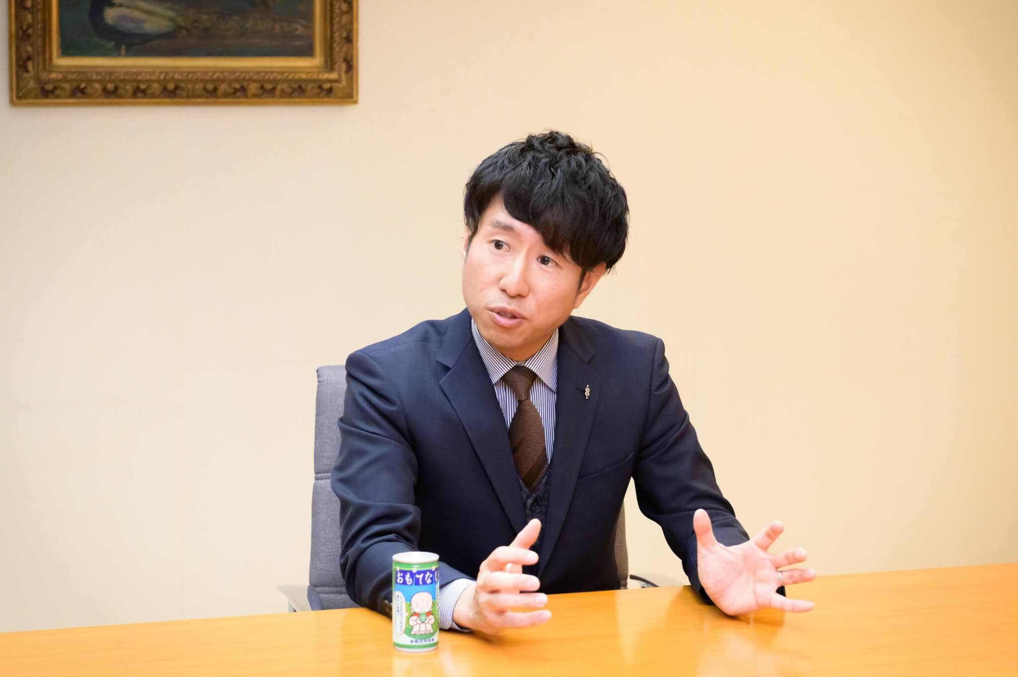 男性が対談で語っている写真