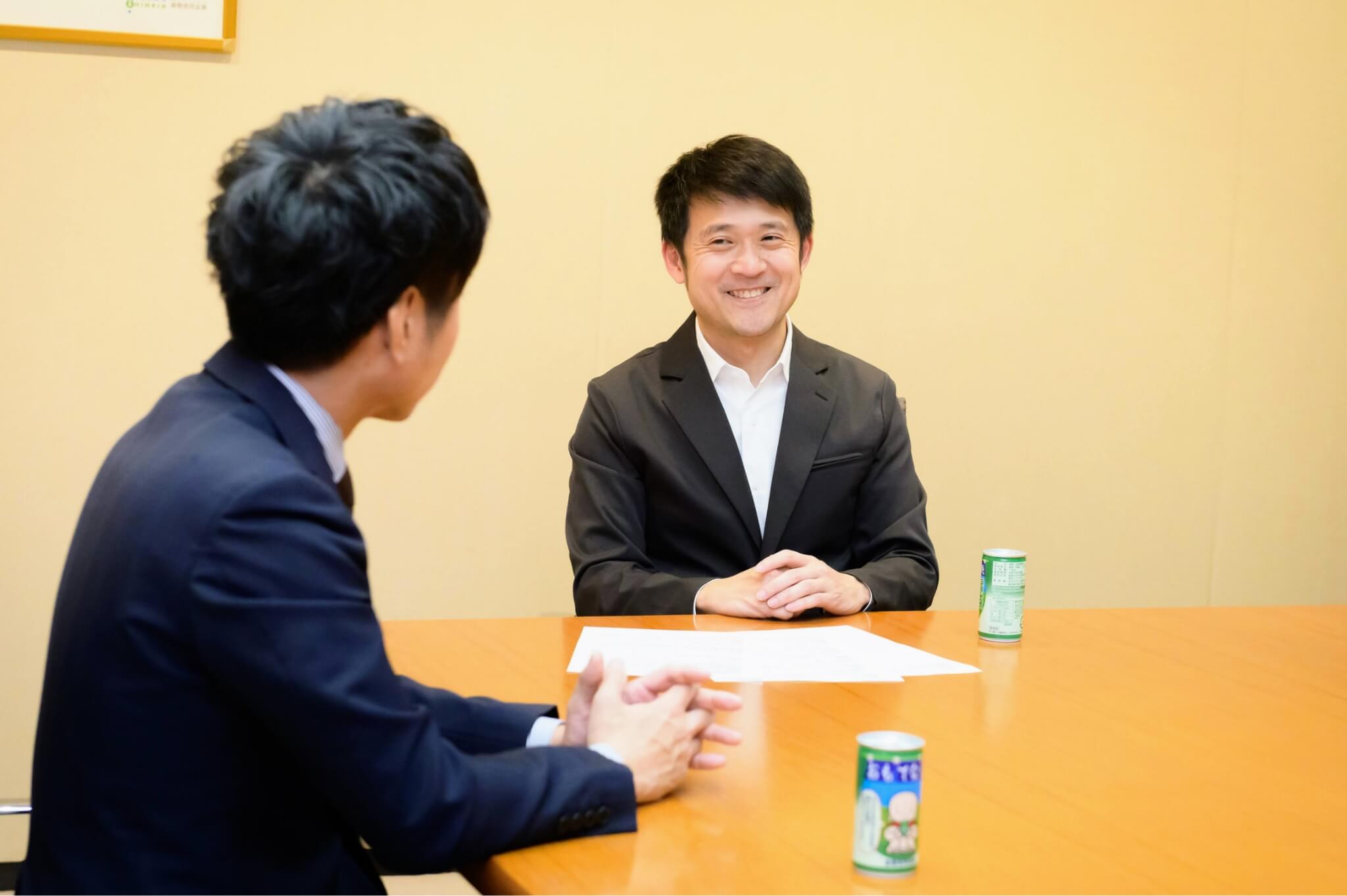 男性が2人で喋っている写真