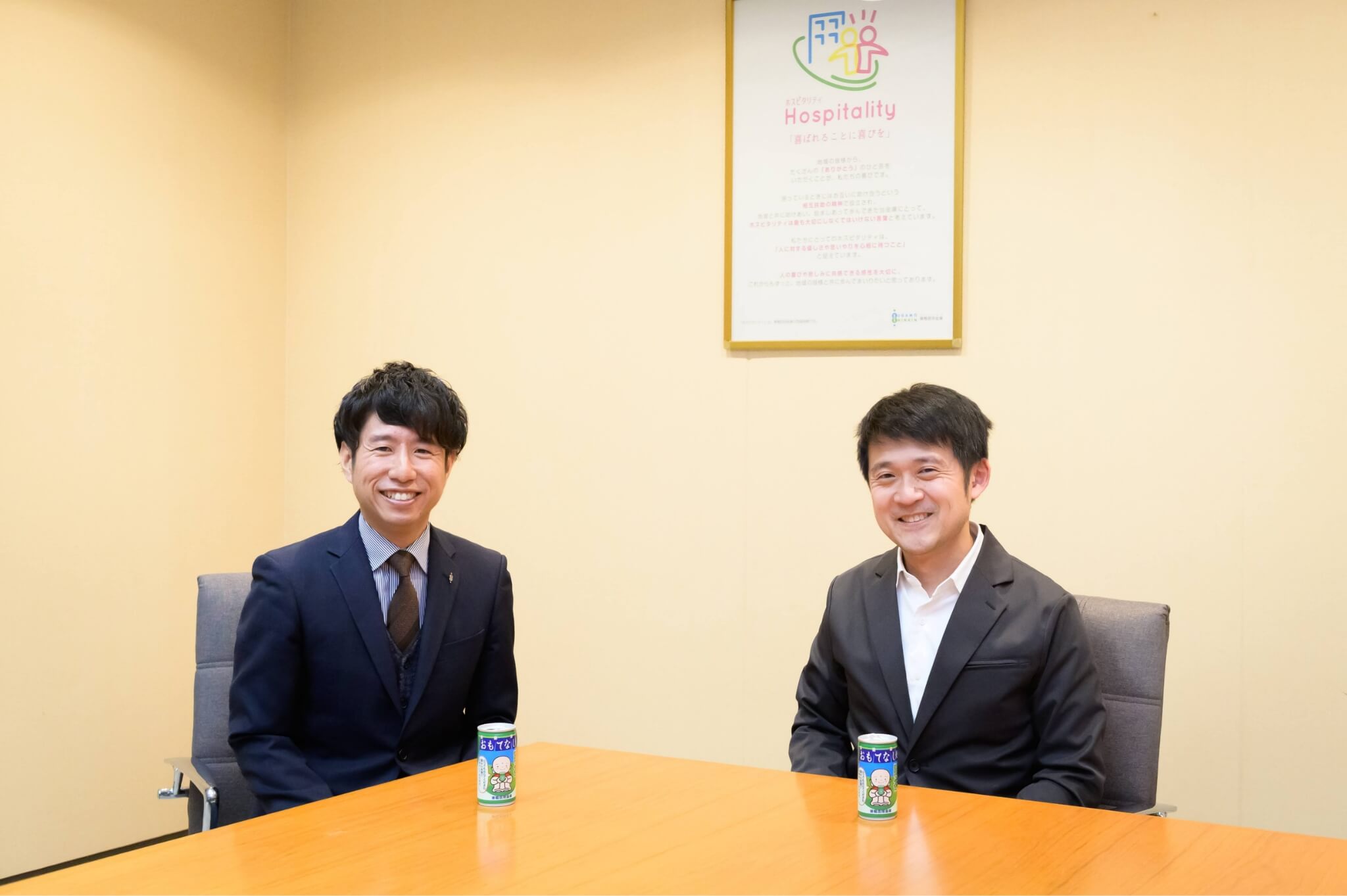 男性が2人こちらを向いている写真