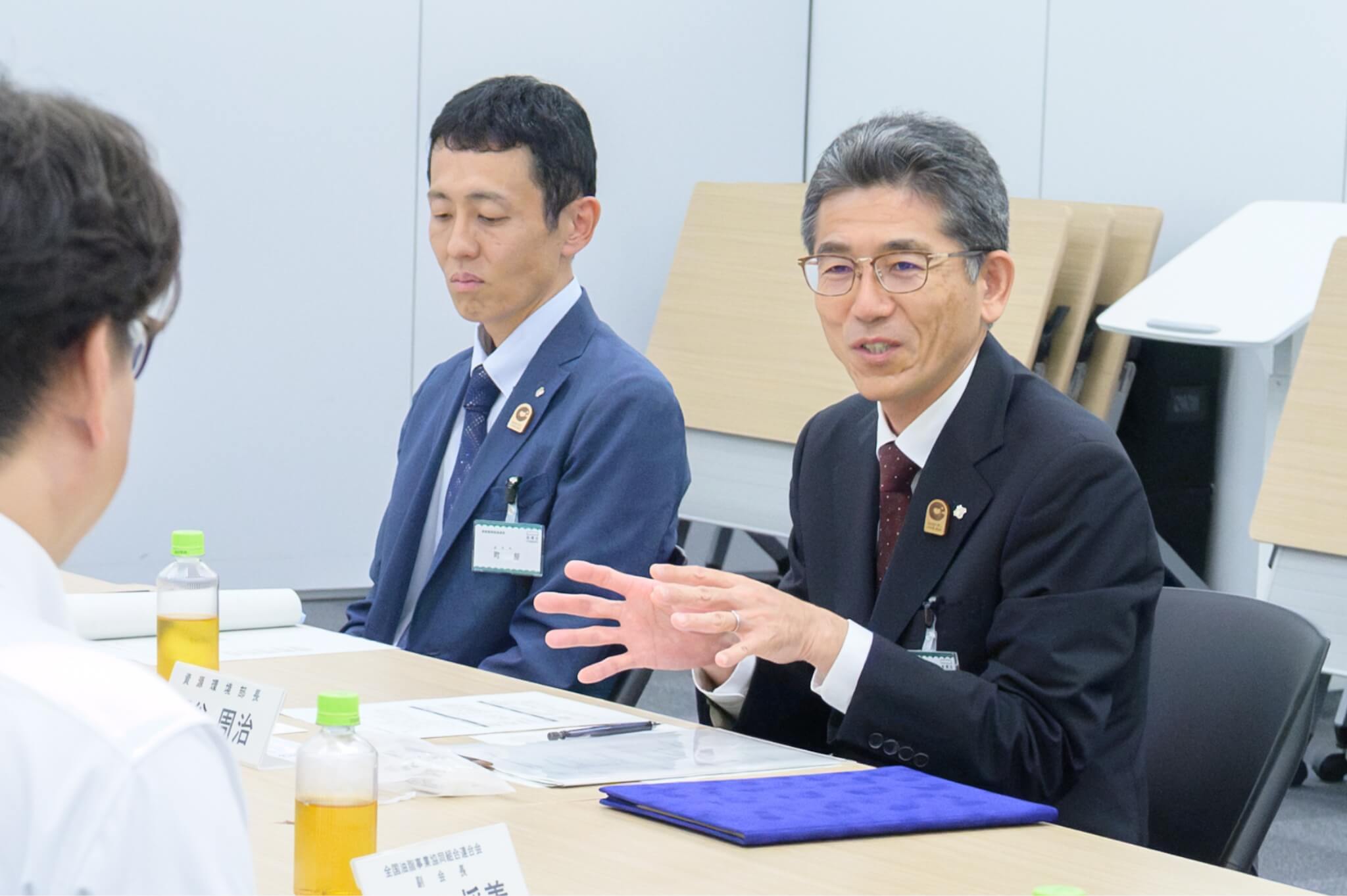 座談会で発言する板橋区の雨谷氏と町屋氏